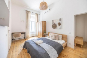 Deluxe Central 4BEDRM Apartment in the Heart of Budapest